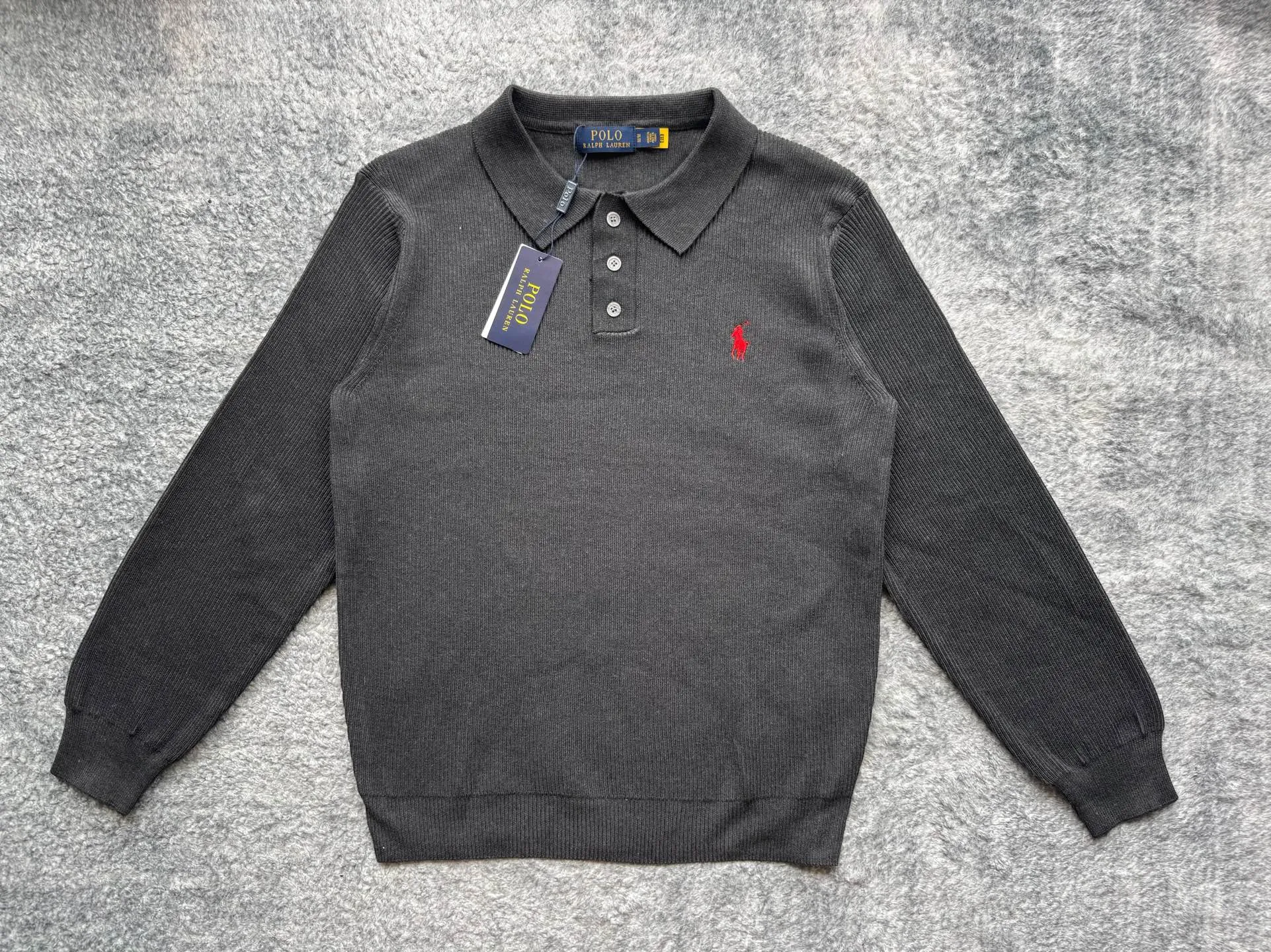 P230 Ralph Lauren/Ralph Lauren French retro men’s knitted polo sweater, old money style ~ polo sweater, a weighty item that can be warm at first but also cold at first, with zero pressure and skin-friendly experience. It can be layered with a high collar inside, making it easy to achieve advanced layering~ The colors of this series are very attractive, and it is an excellent item that can be worn for many years after buying it! The simple version design does not lose the highlights and beauty of the details. The knitted fabric is soft and comfortable, and it does not scratch the skin when worn close to the body. It has a light and sophisticated style! The flat knitting method is carefully arranged and combined to show the beauty of three-dimensional and stylish decoration, giving the garments a rich sense of layering. Comfort is cleverly integrated into elegant fashion. The upper body is flexible yet muscular, and the temperament is casual. The short, micro-profile box style interprets the most popular styles nowadays. The upper body can improve your temperament in one second! You can also tuck your top into your trousers to visually improve the wearability and make it fuller, covering your flesh and making you look slimmer without being bloated.  Color: light gray, black gray, apricot, length, bust, shoulder width, M 66 50 61 120-135 pounds L 68 52 62 135-150 pounds XL 69 54 62 150-165 pounds